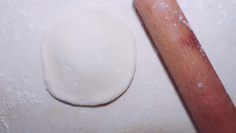 鲜肉包,取一个面团擀成中间厚，四周薄的面皮（直径约6厘米左右）。