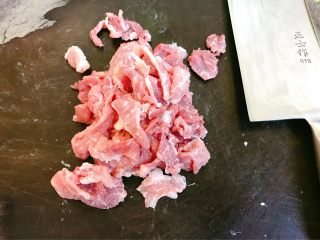 西芹百合炒肉片,猪肉切薄片。