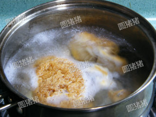 猴头菇煲鸡汤--如何处理猴头菇？,锅内煮开水，将猴头菇放入煮5分钟，再捞出备用。