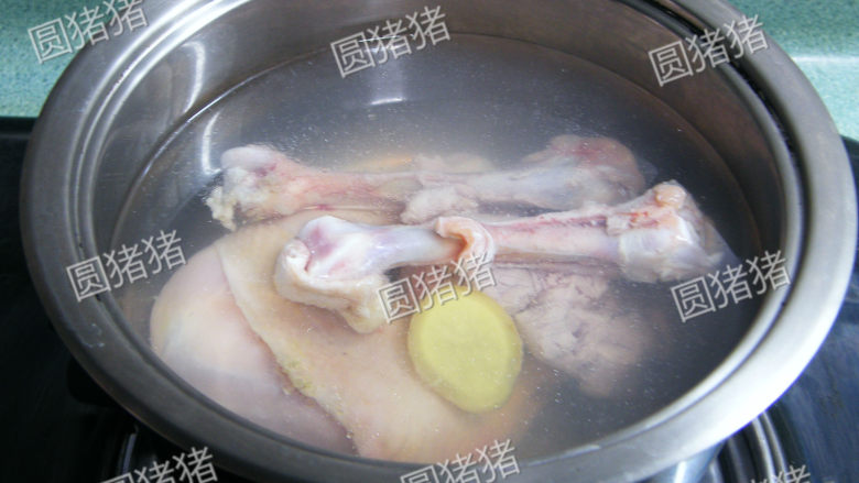 猴头菇煲鸡汤--如何处理猴头菇？,锅内烧温水，放入鸡腿及猪骨，姜片。