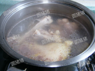 猴头菇煲鸡汤--如何处理猴头菇？,煮开水，保持中火再煮5分钟至煮出泡末，将水倒掉，将肉类冲洗干净。
