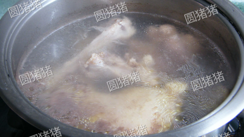 猴头菇煲鸡汤--如何处理猴头菇？,煮开水，保持中火再煮5分钟至煮出泡末，将水倒掉，将肉类冲洗干净。