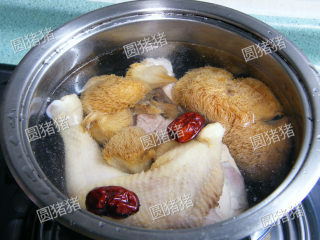 猴头菇煲鸡汤--如何处理猴头菇？,锅子洗净注入新水，放入肉类，猴头菇，红枣，大火煮开后转中小火煮1小时，加盐，鸡精调味即可。