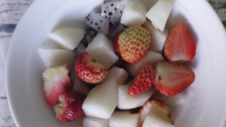 水果酸奶沙拉,把梨草莓还有火龙果放一个碗里。