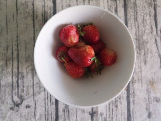 水果酸奶沙拉,草莓洗干净。