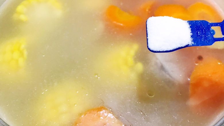 十味 玉米胡萝卜薏仁猪展汤,按照自家口味加入少许盐调味即可