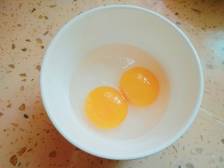 秋葵炒蛋,鸭蛋打入碗中，哈哈，这个鸭蛋看起来好漂亮