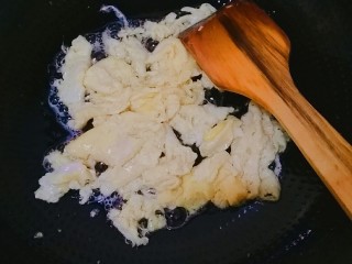 秋葵炒蛋,炒锅放适量食用油把鸭蛋炒散