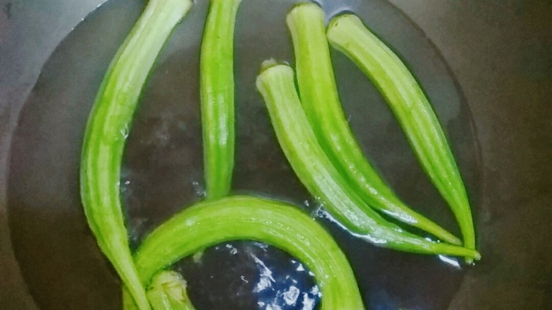 秋葵炒蛋,秋葵洗干净，放入沸水中焯变翠绿色断生捞出