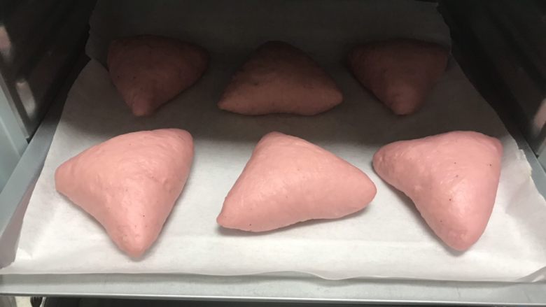小盆友大盆友都喜欢～粉粉紫薯面包,所有收口朝下放入烤盘进行二次发酵