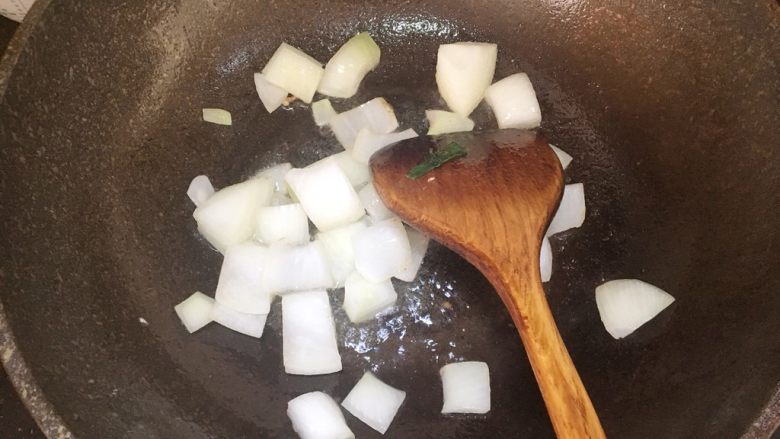 咖喱土豆鸡肉盖饭,锅中倒入油，爆香洋葱块