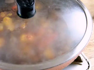 红烧牛腩的做法，细火慢炖出好味——红烧牛腩,加入清水，沸腾后加盖小火焖煮1小时
