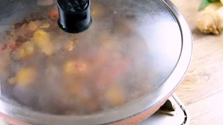 红烧牛腩的做法，细火慢炖出好味——红烧牛腩,加入清水，沸腾后加盖小火焖煮1小时