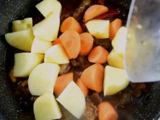 红烧牛腩的做法，细火慢炖出好味——红烧牛腩,最后加入胡萝卜、土豆，再焖20分钟即可