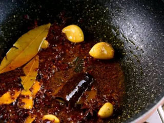 红烧牛腩的做法，细火慢炖出好味——红烧牛腩,炒香后倒入八角、桂皮、香叶、豆瓣酱炒匀
