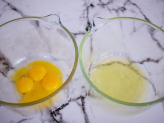 红丝绒奶油蛋糕卷,蛋黄和蛋清分离在两个无水无油的盆中