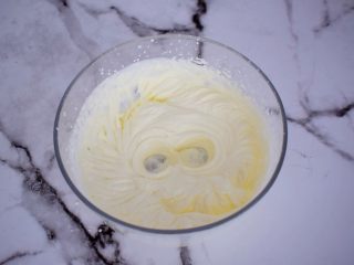 红丝绒奶油蛋糕卷,淡奶油加入白糖用电动打蛋器打发至裱花状态，放入冰箱冷藏备用