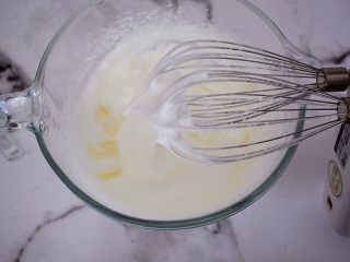 红丝绒奶油蛋糕卷,打发至湿性发泡，提起打蛋器有大弯勾即可