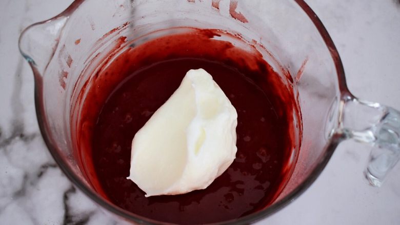 红丝绒奶油蛋糕卷,把三分之一的蛋白霜加入蛋黄糊中，翻拌或都上下拌匀

