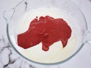 红丝绒奶油蛋糕卷,再把拌匀的蛋黄糊倒回蛋白霜中，翻拌或上下拌匀