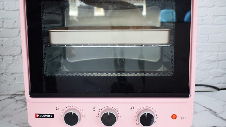 红丝绒奶油蛋糕卷,放入预热好的海氏烤箱，上下火180度，中层烤12-15分钟
