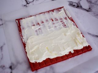 红丝绒奶油蛋糕卷,表面抹上奶油