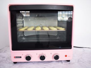 奶油曲奇饼干,放入预热好的海氏烤箱，上下火150度，中层15-20分钟，烤至表面金黄色即可
