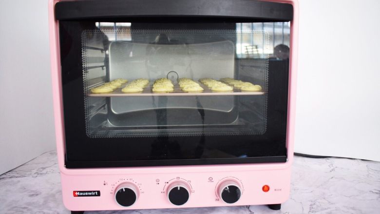 奶油曲奇饼干,放入预热好的海氏烤箱，上下火150度，中层15-20分钟，烤至表面金黄色即可