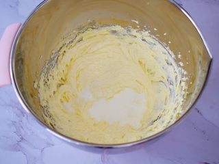 奶油曲奇饼干,分三次加入淡奶油，每次加入都要打至与黄油融合再加入下一次淡奶油