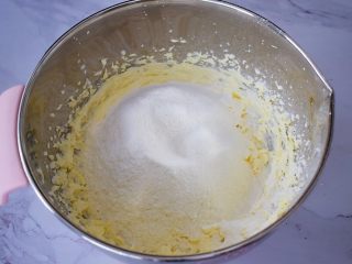 奶油曲奇饼干,筛入低筋面粉和淳璀有机幼儿配方奶粉（3段）