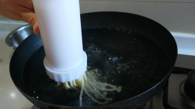 新文美食  香辣牛肉面,接着压面了，锅中放适量水烧开，直接开水锅里压面。