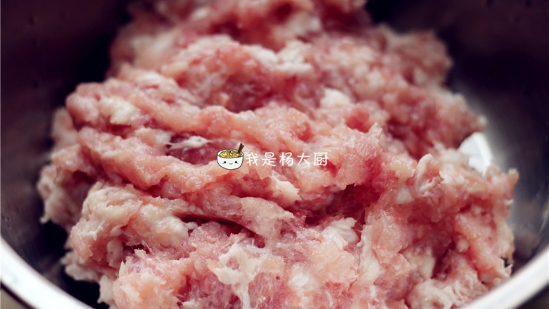 西芹猪肉饺子,剁成肉沫