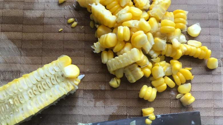 蜂蜜柚子玉米汁,用锋利的刀具贴着玉米芯把玉米粒切下来
 