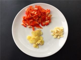 红袍兔,将红椒、大蒜切小颗粒，生姜切片。