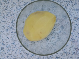 孜然土豆片,准备一个土豆去皮洗净。