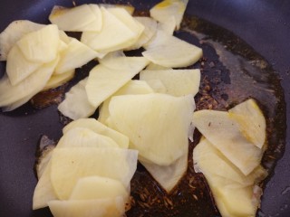 孜然土豆片,调料炒出香味，加入土豆片炒。