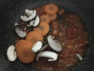 懒人版咖喱番茄乌冬面,加入胡萝卜丁，香菇片翻炒。