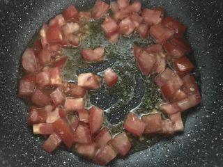 懒人版咖喱番茄乌冬面,再加入番茄丁翻炒。