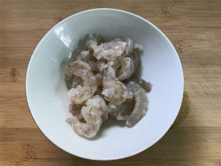 秋葵酿虾,明虾剥去虾壳，去除虾线后清洗干净。