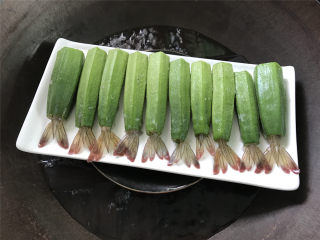 秋葵酿虾,全部做好后，将虾尾插入秋葵中。上蒸锅，水开后蒸8分钟即可。