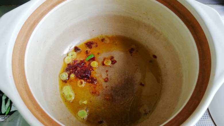鱼香茄龙煲,砂锅入油预热，放入郫县豆瓣酱和一半葱花煸香