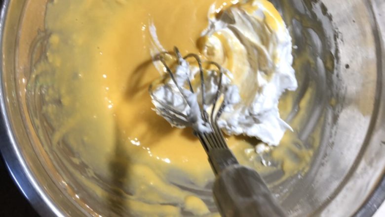 带你体验不一样的戚风蛋糕——咸味坚果戚风小蛋糕,余下的蛋白分两次加入面糊。