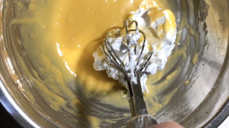 带你体验不一样的戚风蛋糕——咸味坚果戚风小蛋糕,面糊中加入1/3的蛋白，用打蛋器迅速搅拌均匀。