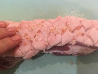 茴香脆皮猪,在五花肉的刀纹上抹上粗盐，让他们渗入刀纹里
