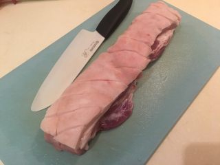 茴香脆皮猪,把砧板移个方向，继续斜切皮、脂肪，让刀纹成菱形花状
