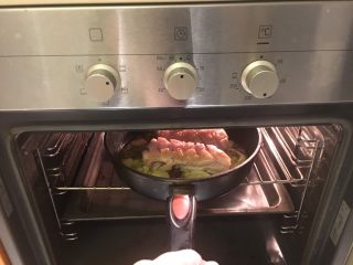 茴香脆皮猪,进烤箱！180度烤50分钟