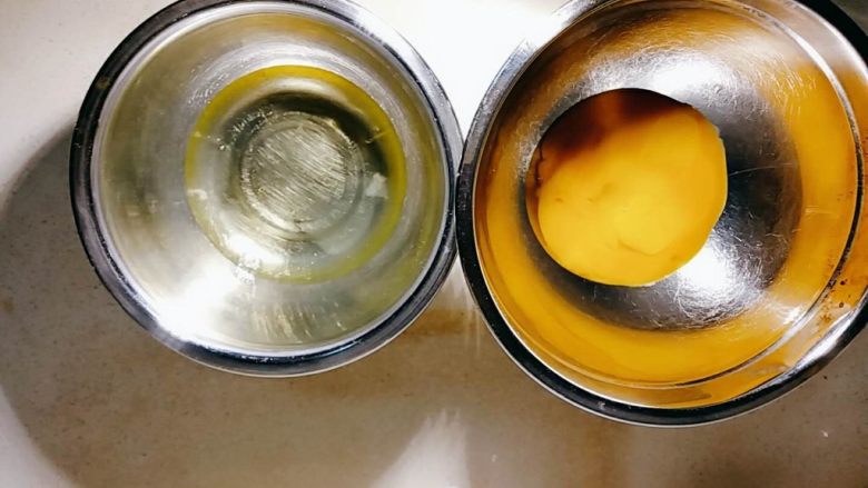 带你体验不一样的戚风蛋糕——咸味坚果戚风小蛋糕,蛋白、蛋黄分开打入容器。
