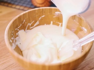 抹茶双色慕斯,把拌匀的酸奶倒进打发的淡奶油里拌匀，再倒进冷藏好的模具里，继续放进冰箱冷藏1小时左右定型