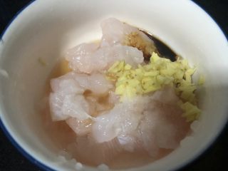 鱼米之乡蛋炒饭,加入姜末、半勺生抽、料酒，拌匀，入冰箱冷藏半小时。