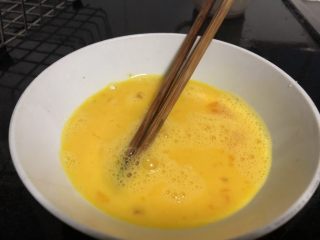 鱼米之乡蛋炒饭,鸡蛋加半茶匙盐后打散。